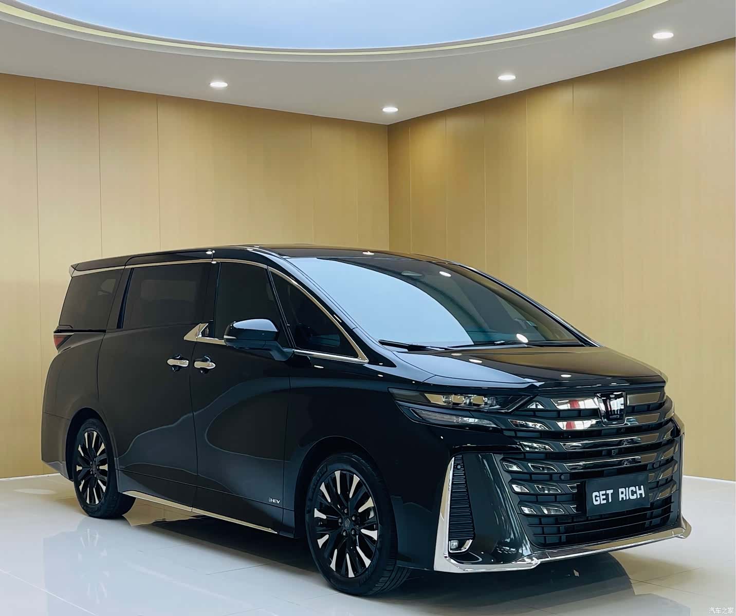 Toyota Vellfire, 2024 3