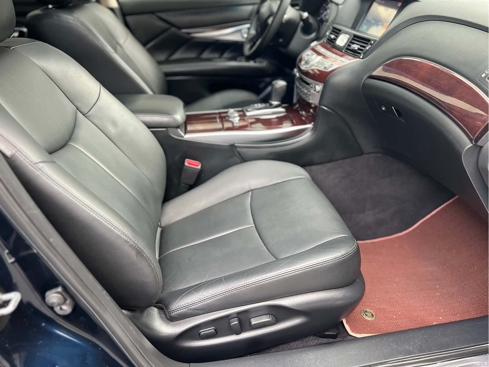 Infiniti Q70, 2017 10