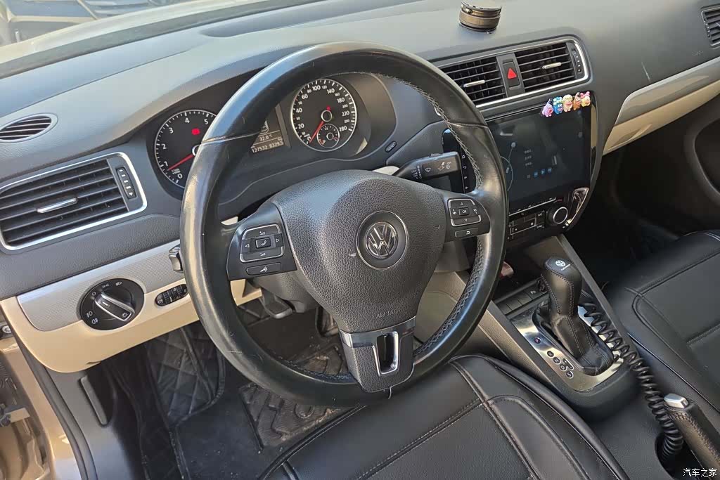 Volkswagen Sagitar, 2012 15