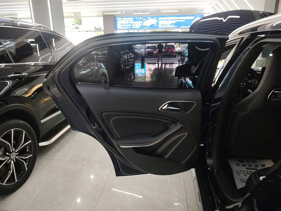 Mercedes-Benz GLA Mercedes-Benz GLA