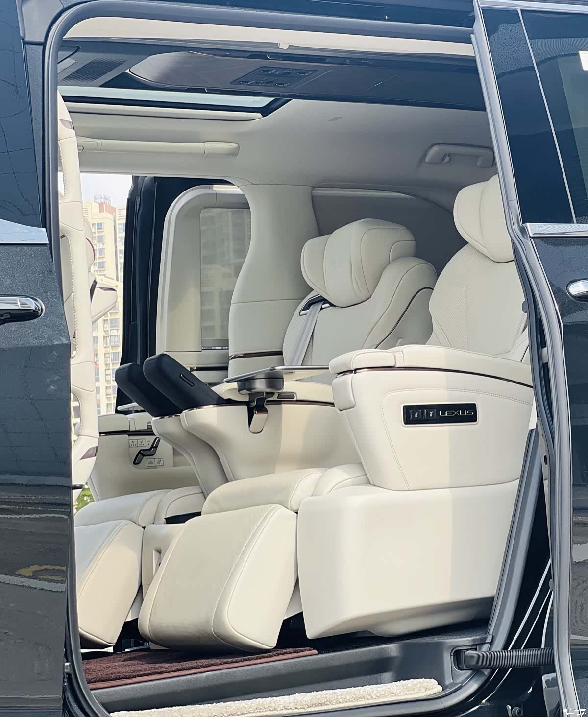 Lexus LM, 2025 все фото