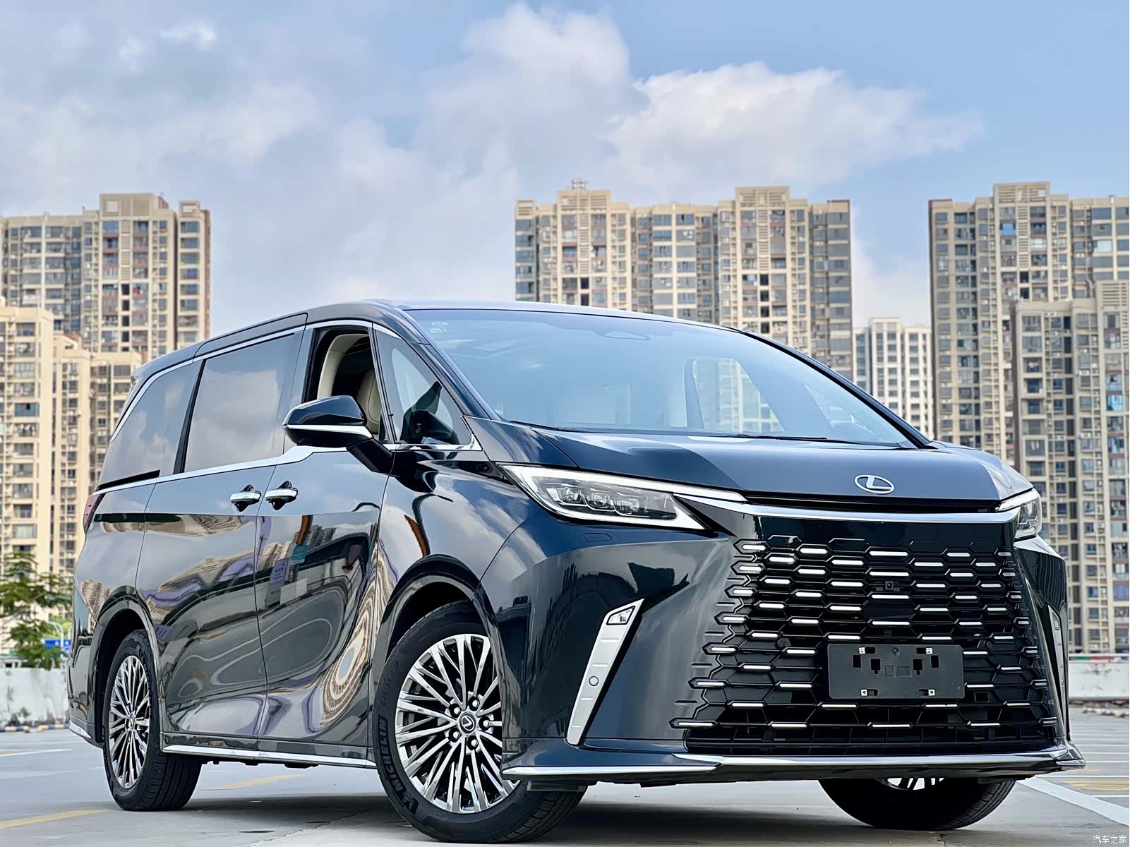 Lexus LM, 2025 3