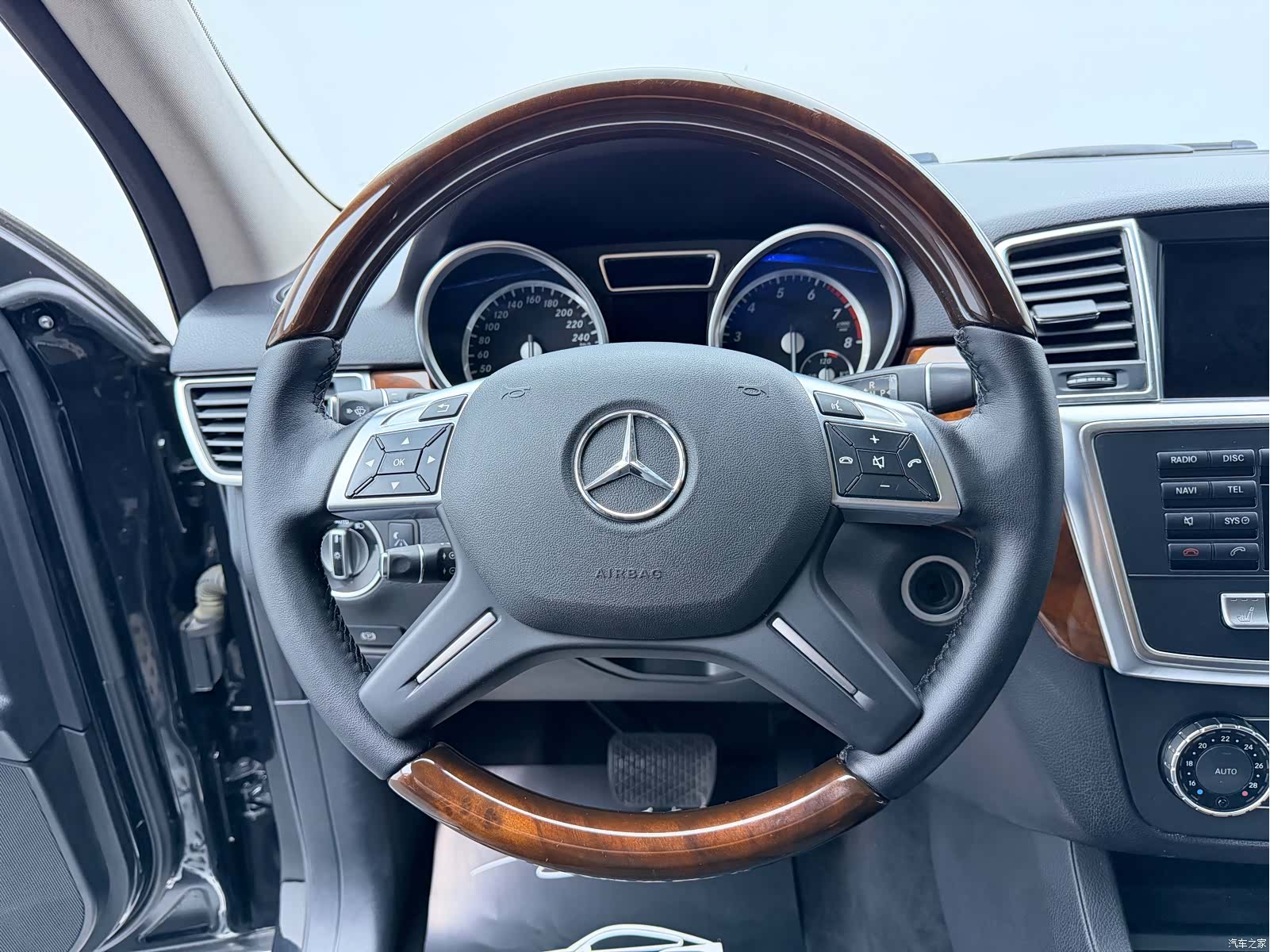Mercedes-Benz M-Class, 2015 18