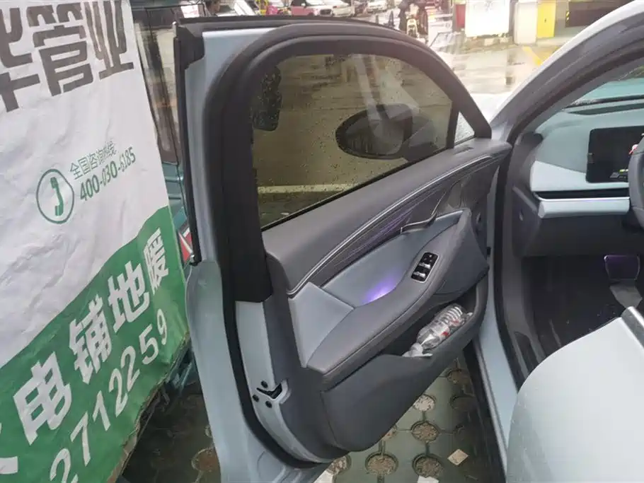 VOYAH Lantu chasing light