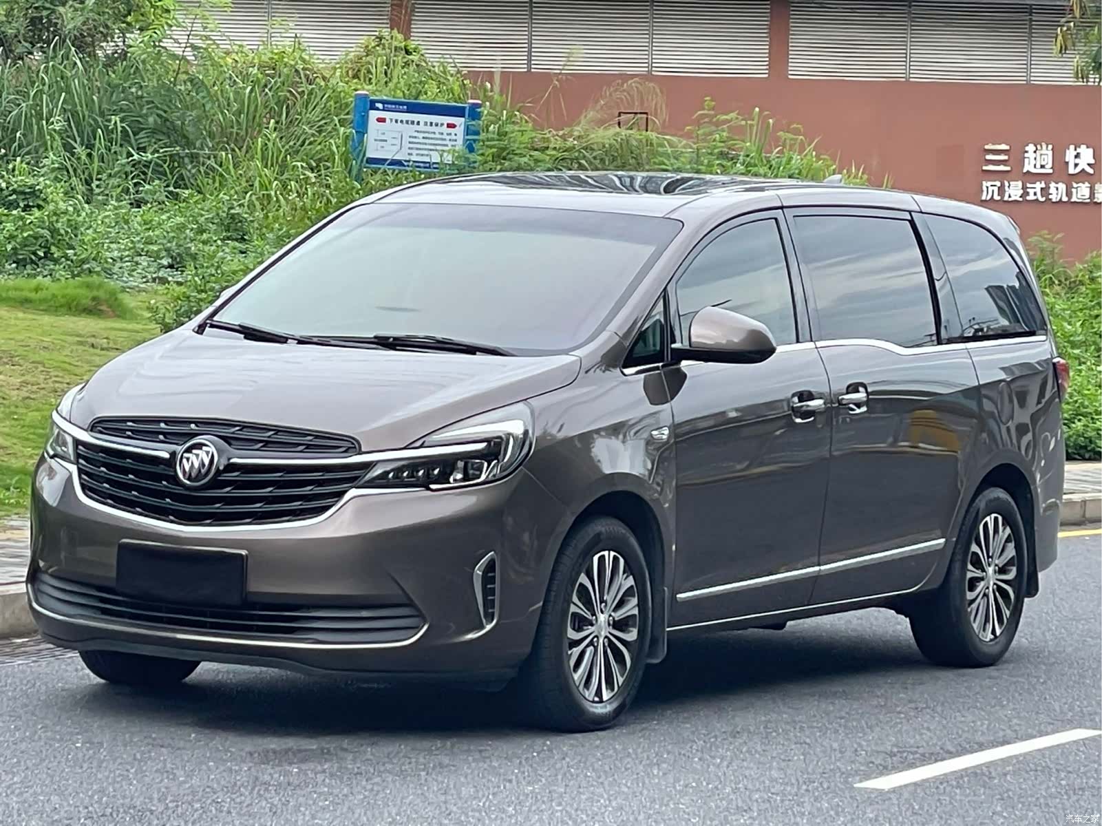 Buick GL8, 2021 1
