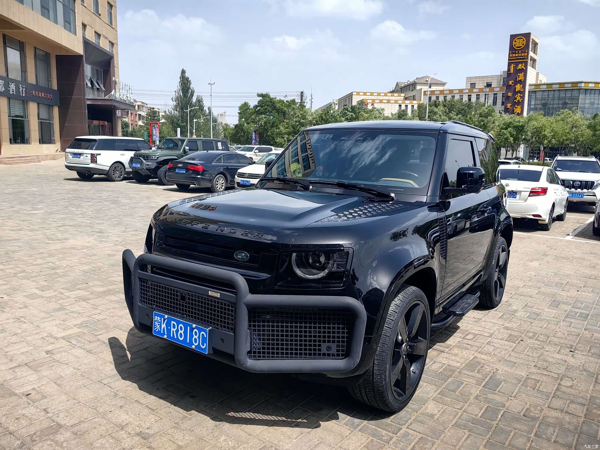 Land Rover Defender, 2023 3