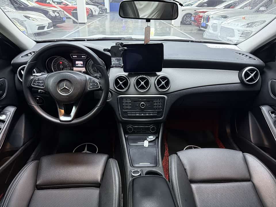 Mercedes-Benz GLA Mercedes-Benz GLA