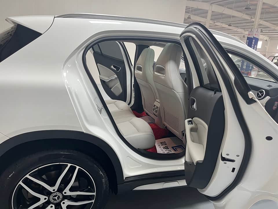 Mercedes-Benz GLA Mercedes-Benz GLA