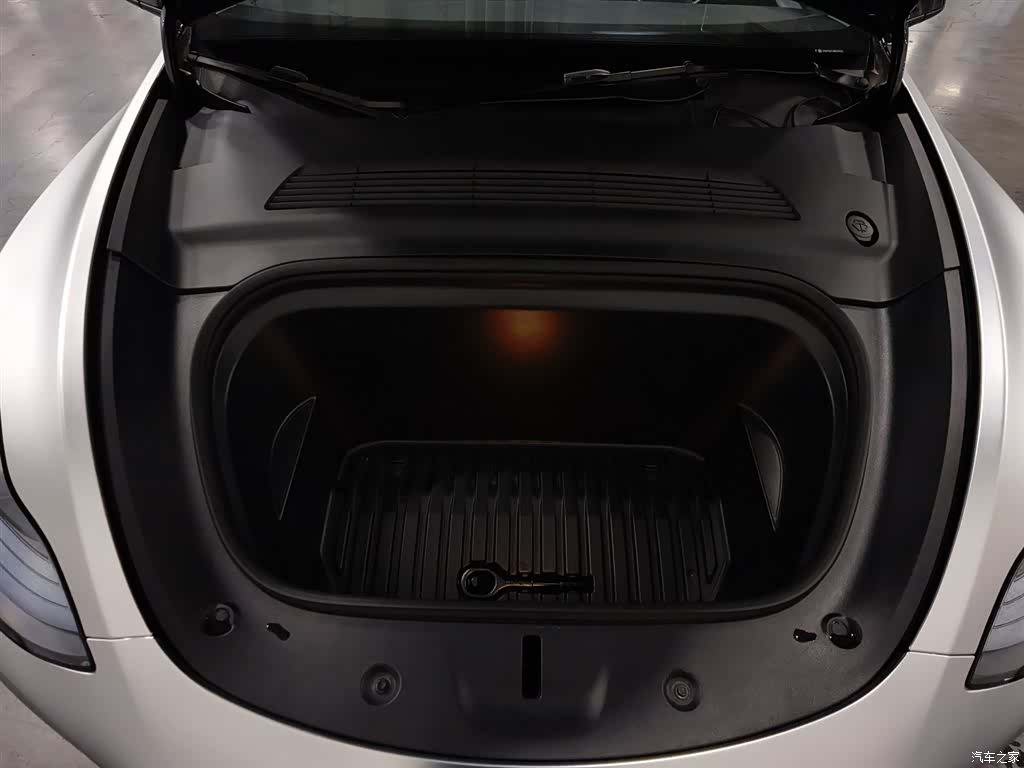 Tesla Model Y, 2024 6