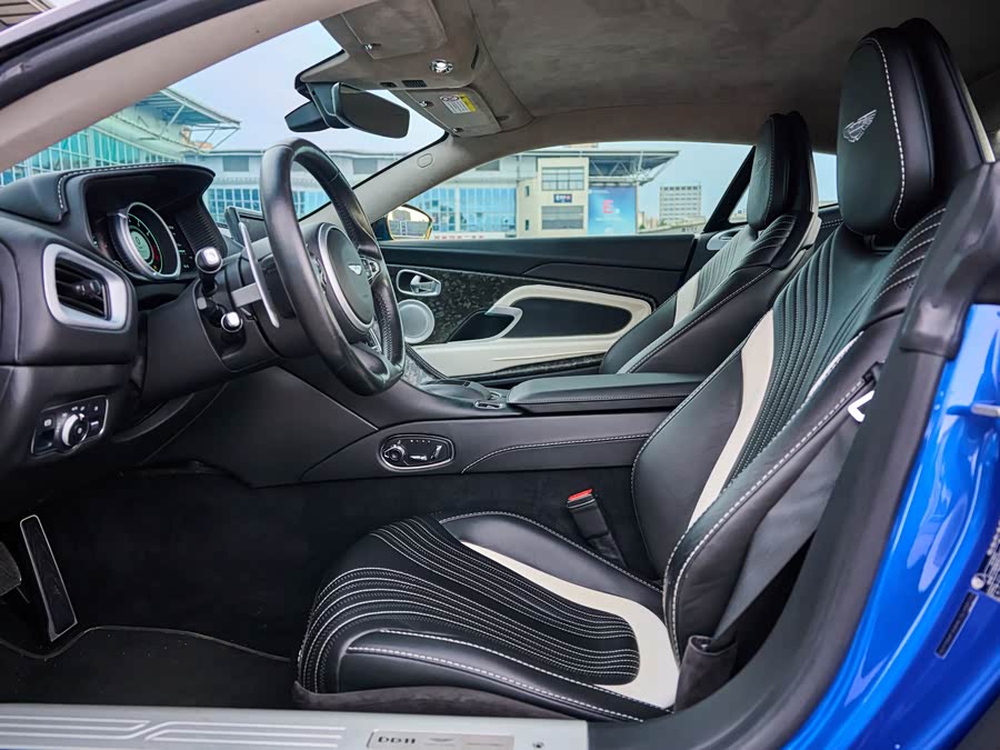 Aston Martin DB11 2021, фото 11