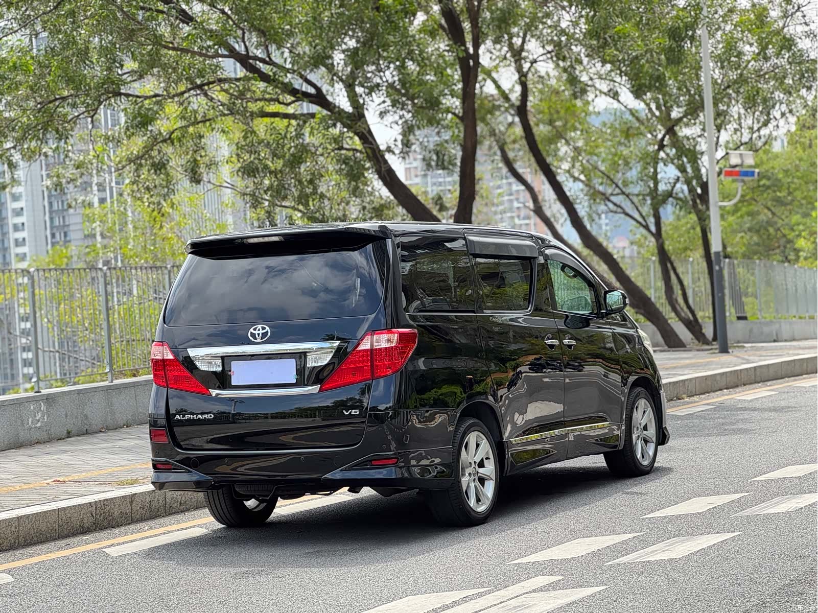 Toyota Alphard, 2011 3