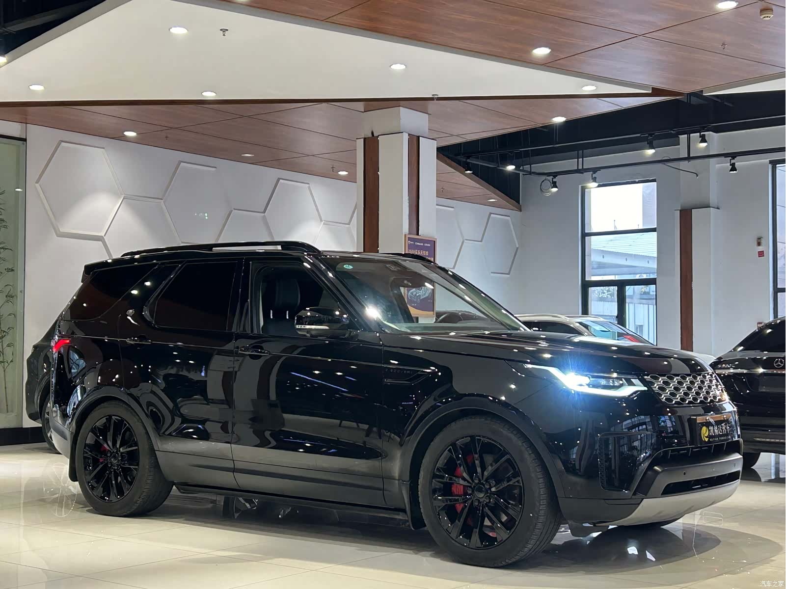 Land Rover Discovery, 2024 3