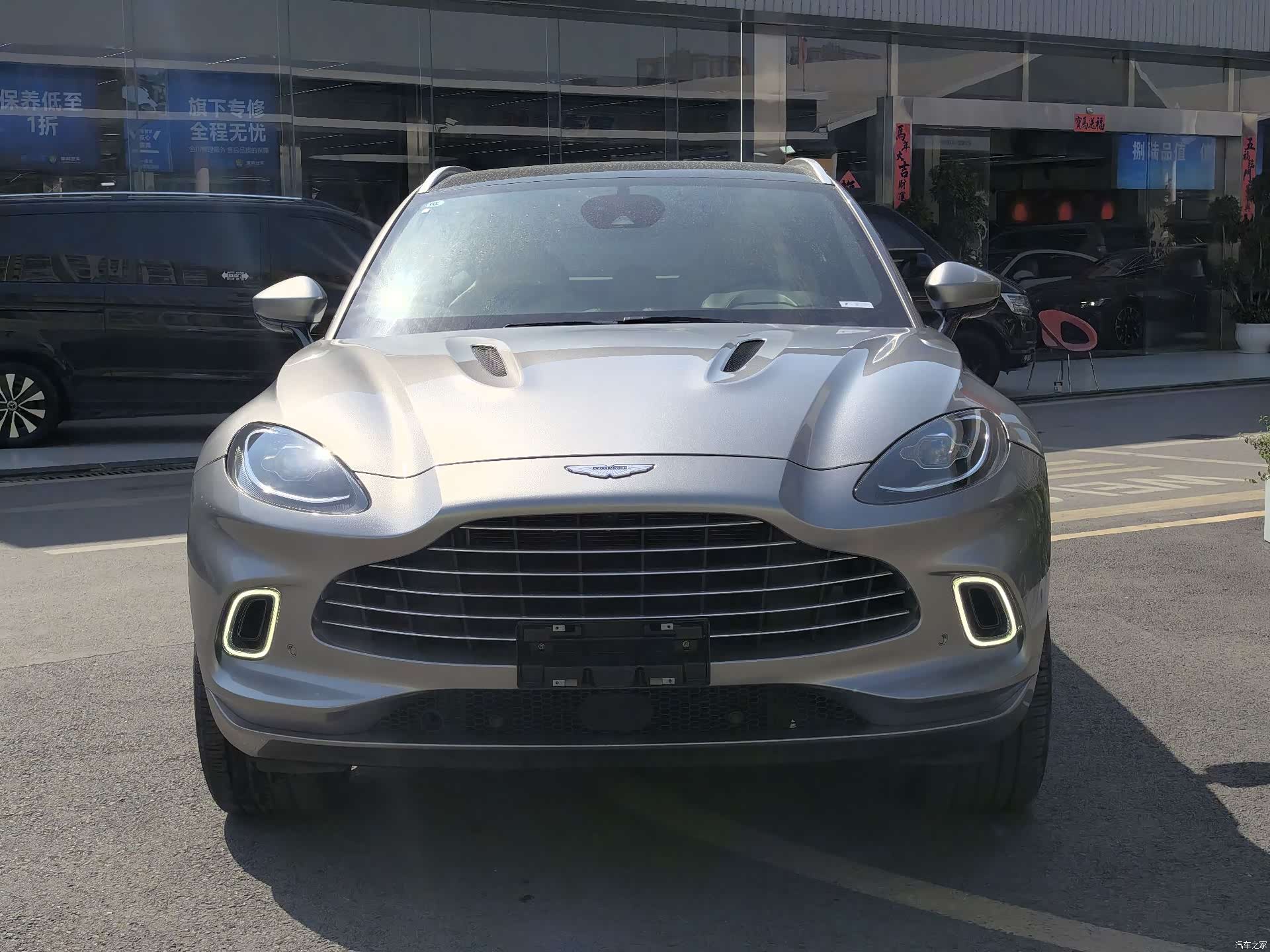 Aston Martin DBX, 2023 3