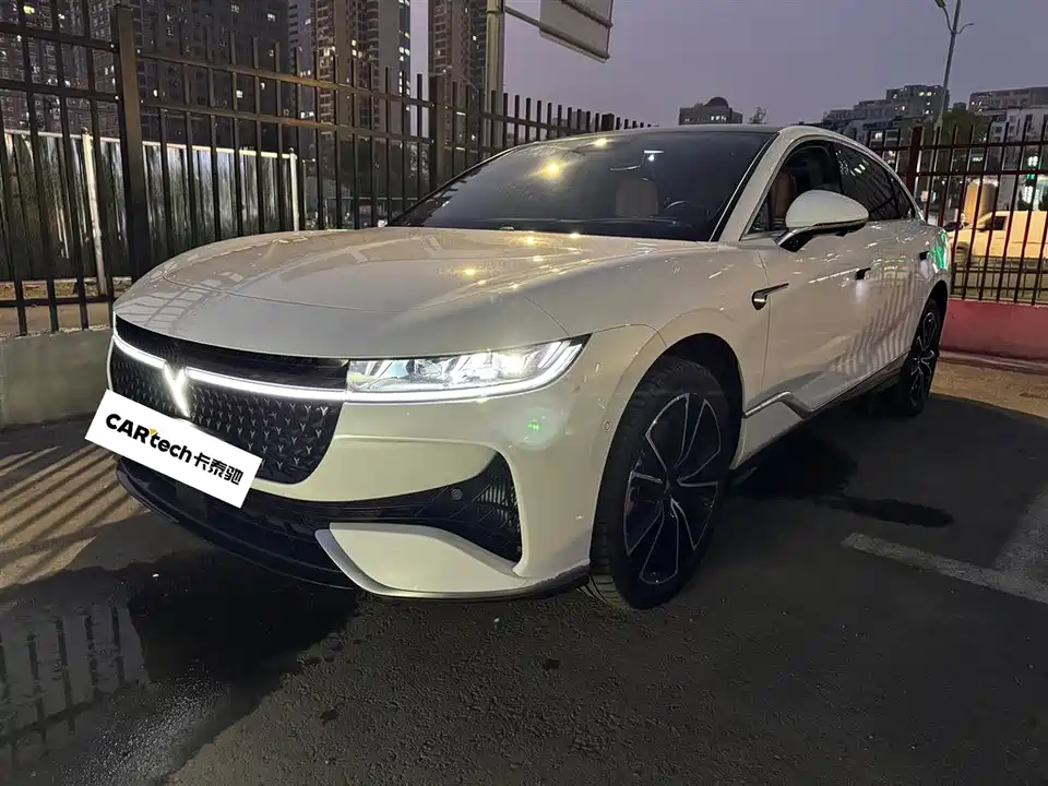 VOYAH Lantu chasing light