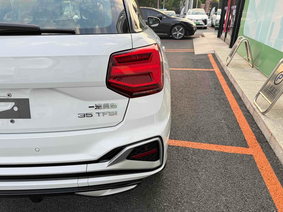 Audi Q2L