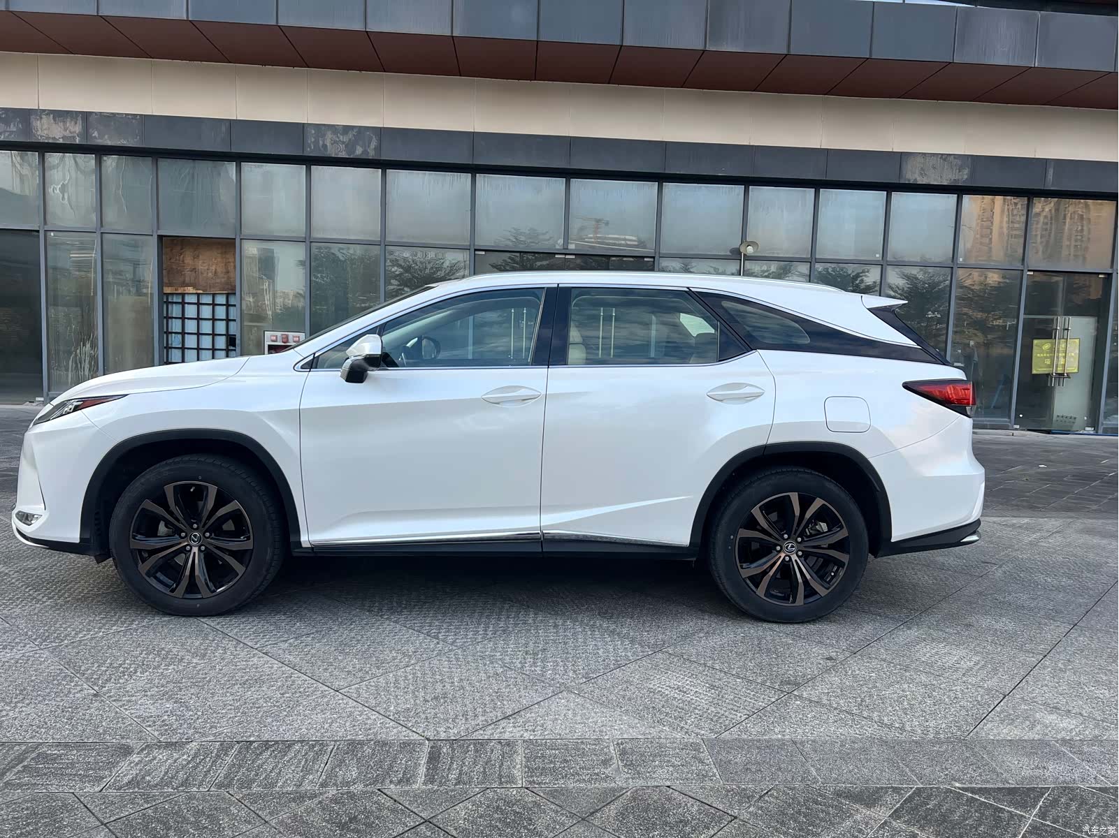 Lexus RX, 2025 3
