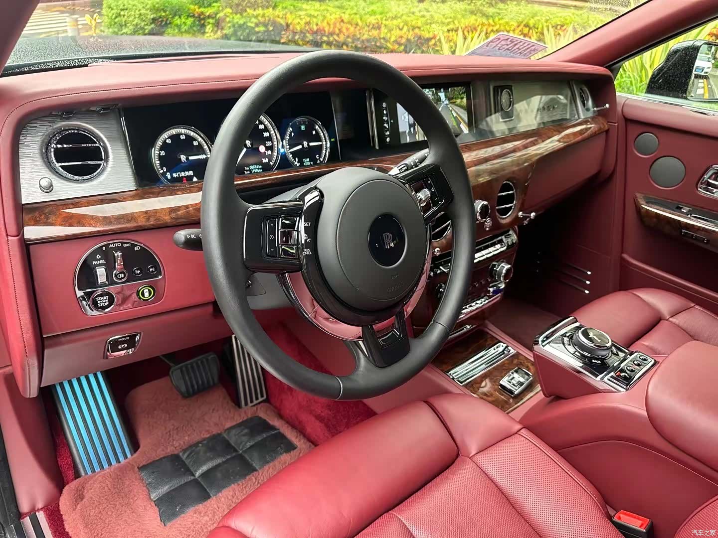 Rolls-Royce Phantom, 2021 все фото