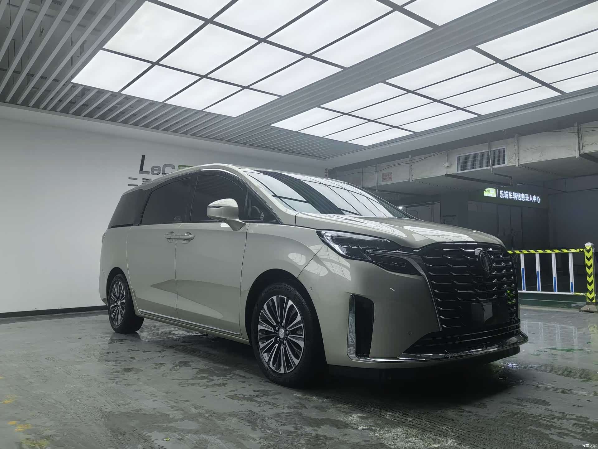 Buick GL8, 2022 3