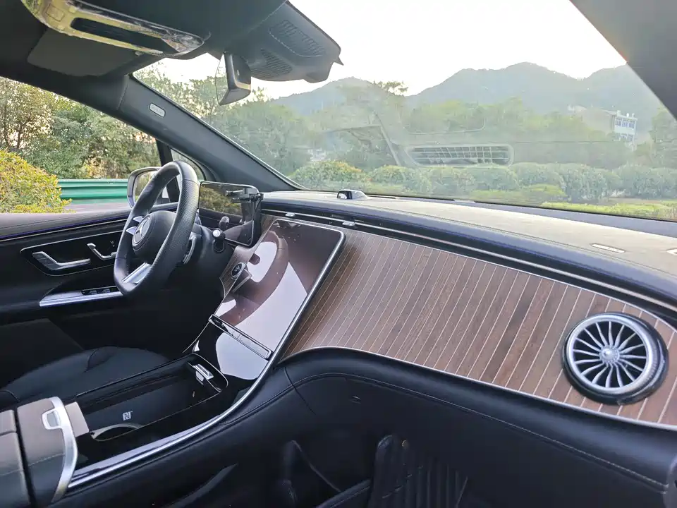 Mercedes-Benz EQE SUV