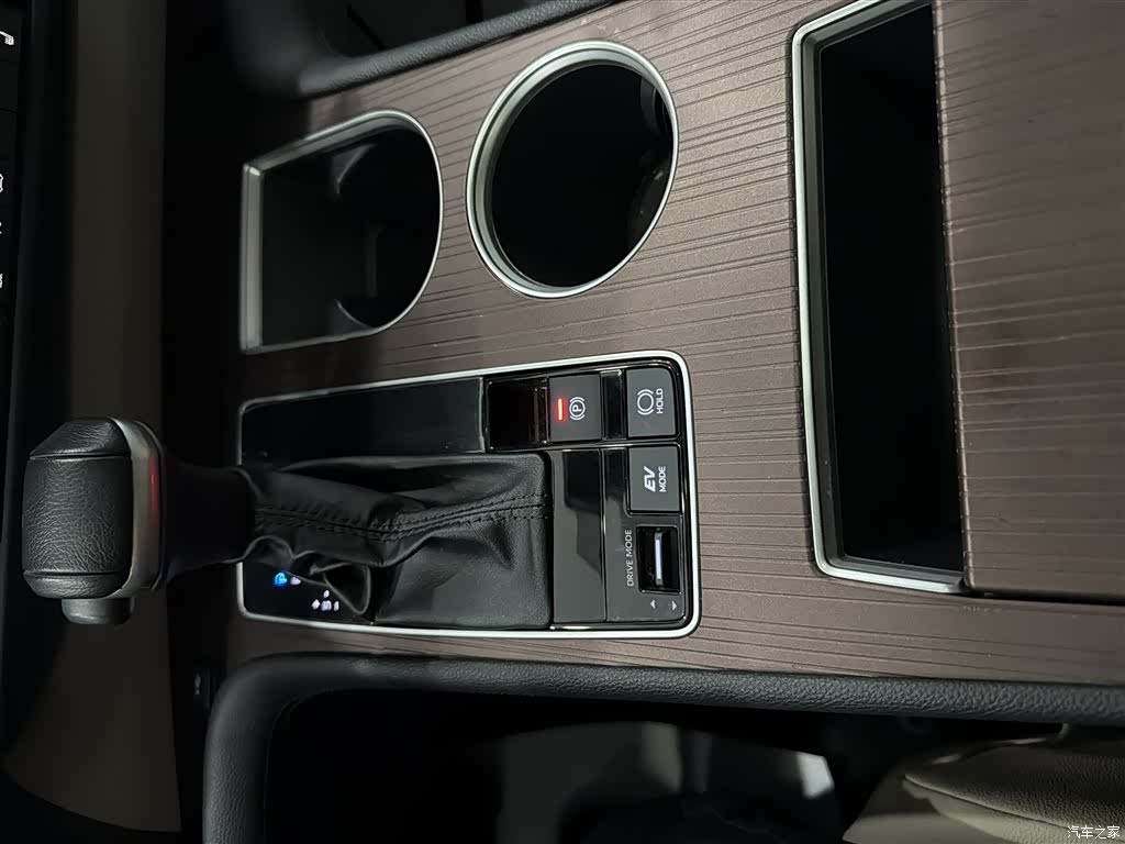 Toyota Granvia, 2024 10