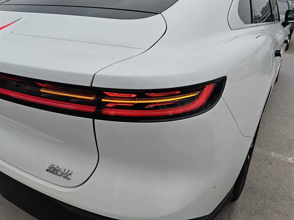 VOYAH Lantu chasing light