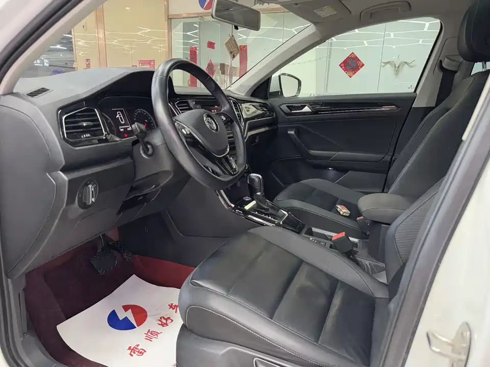 Volkswagen T-ROC exploring Songs