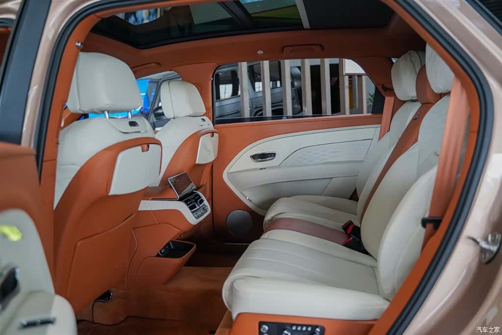Bentley Bentayga, 2023 13