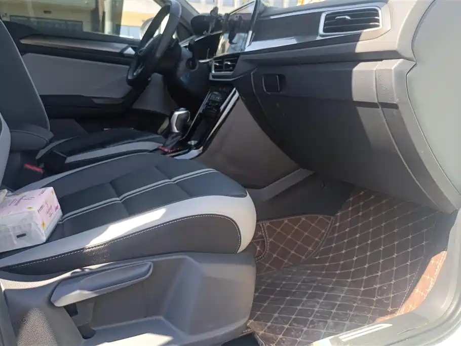 Volkswagen T-ROC exploring Songs