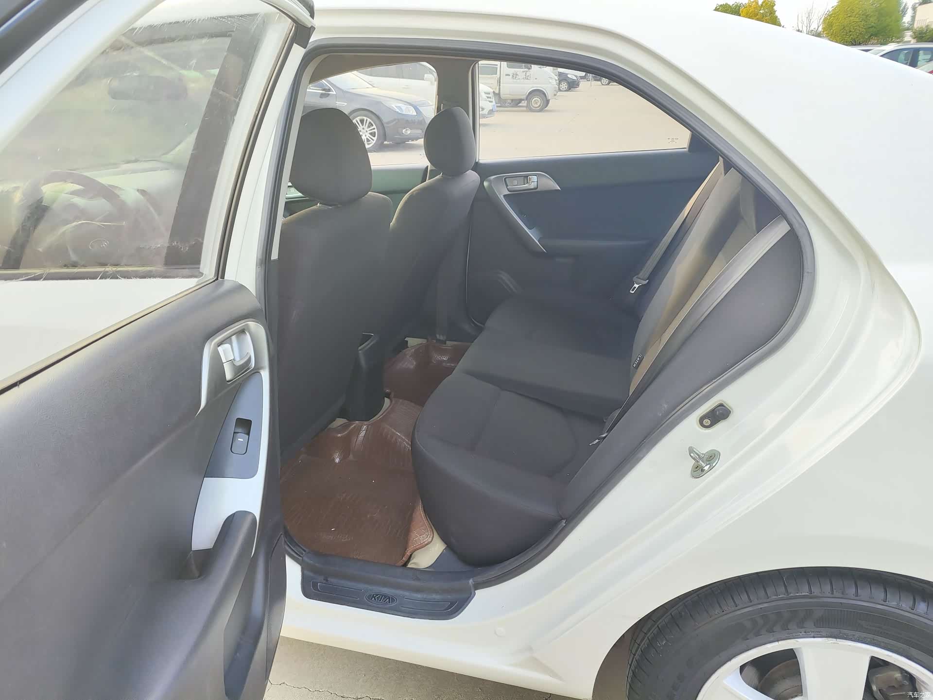 Kia GLS, 2012 10