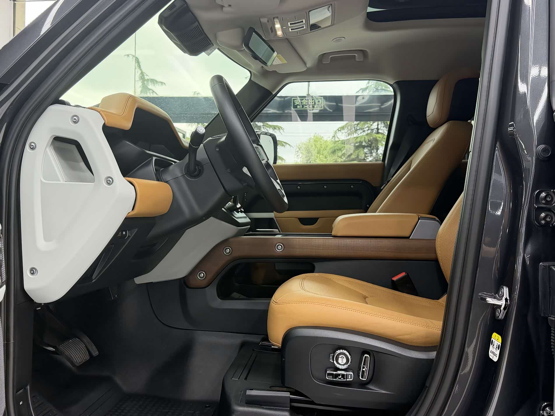 Land Rover Defender, 2023 15