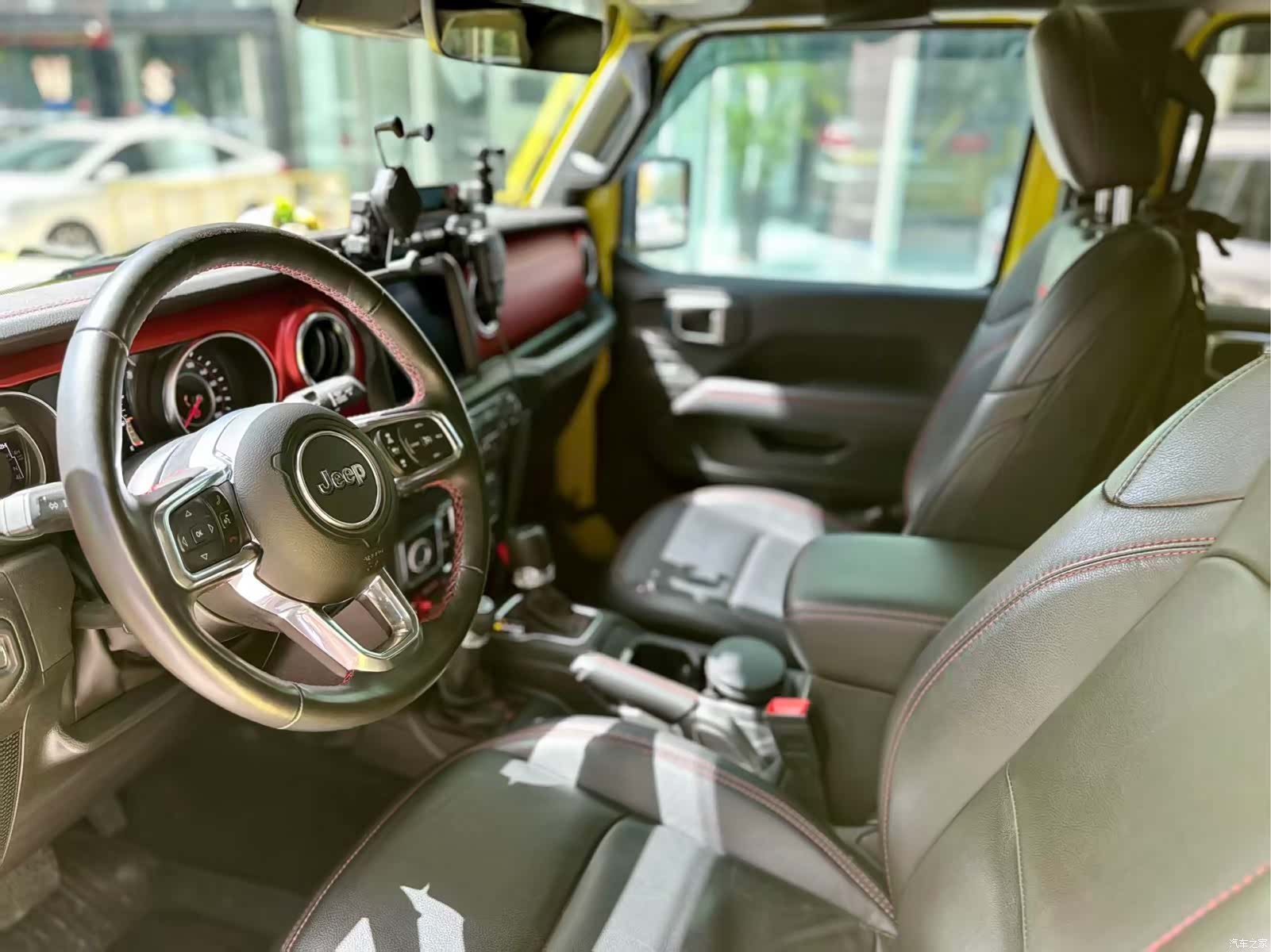 Jeep Wrangler, 2025 12