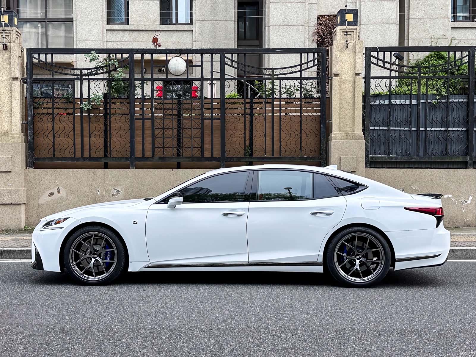 Lexus LS, 2020 3