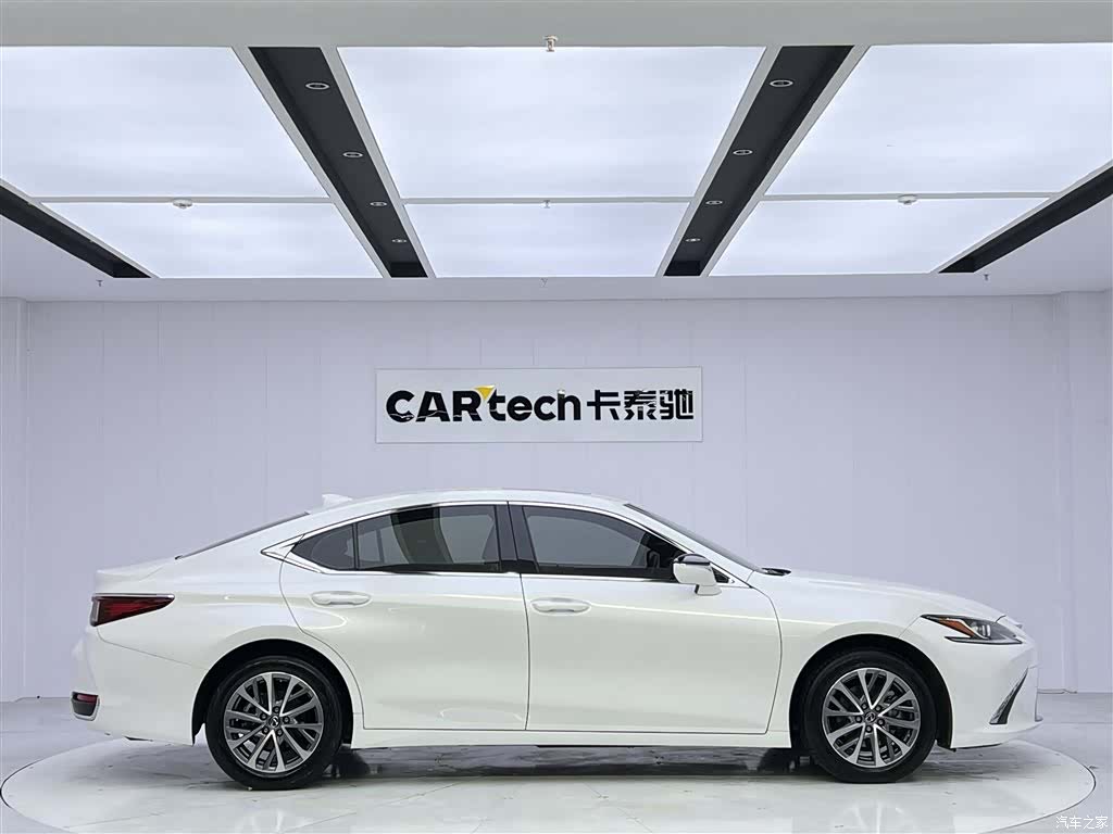 Lexus ES, 2024 4