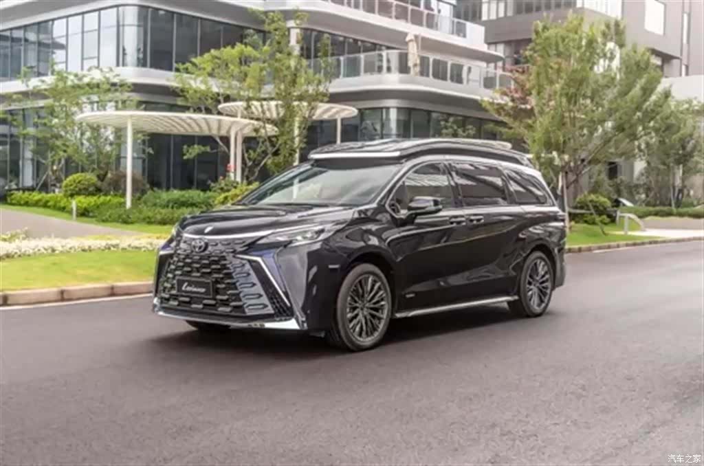 Toyota Granvia, 2024 1