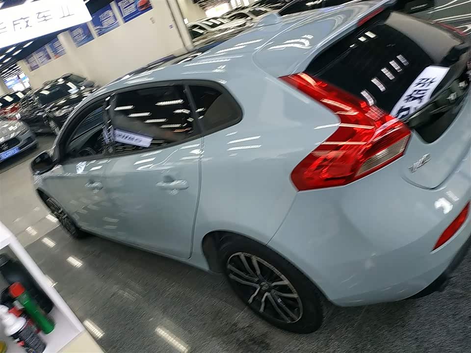 Volvo V40