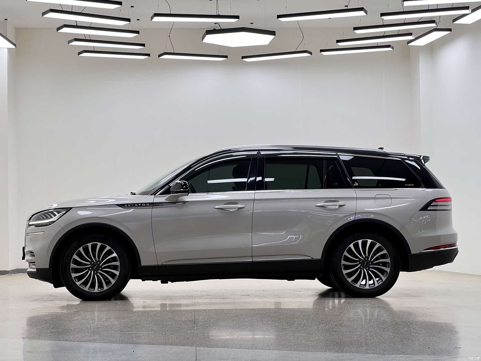 Lincoln Aviator, 2021 все фото