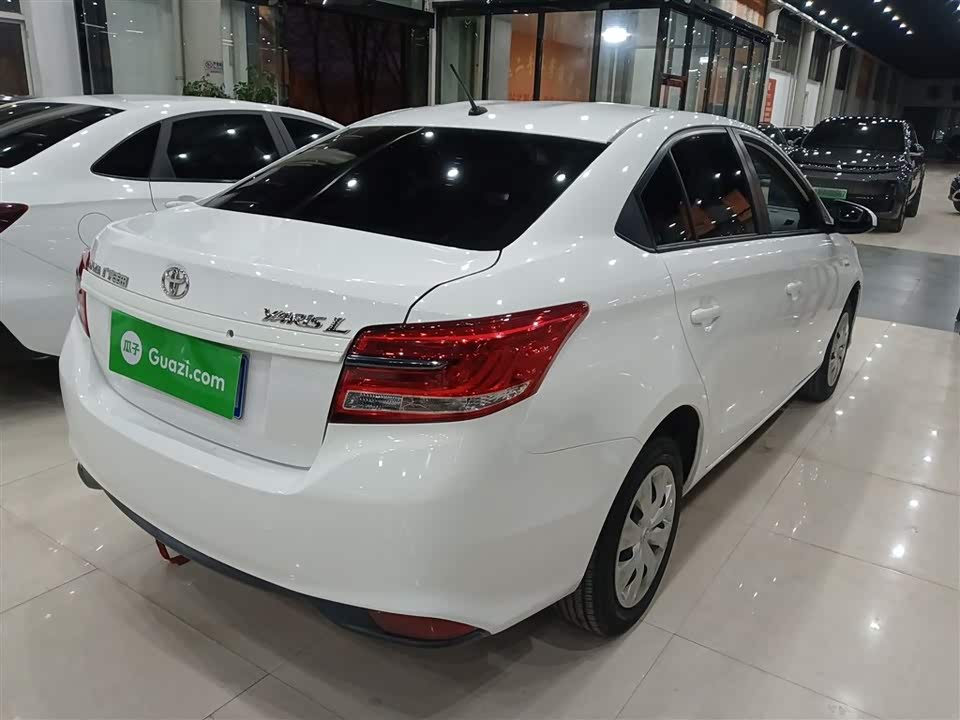 Toyota YARiS L to enjoy