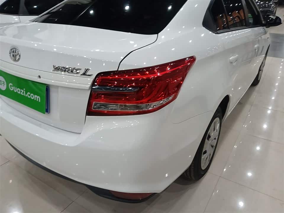 Toyota YARiS L to enjoy