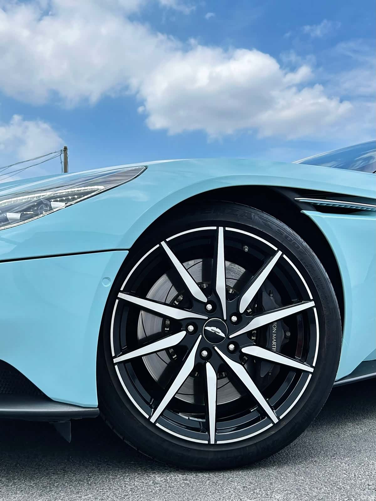 Aston Martin DB11, 2019 6