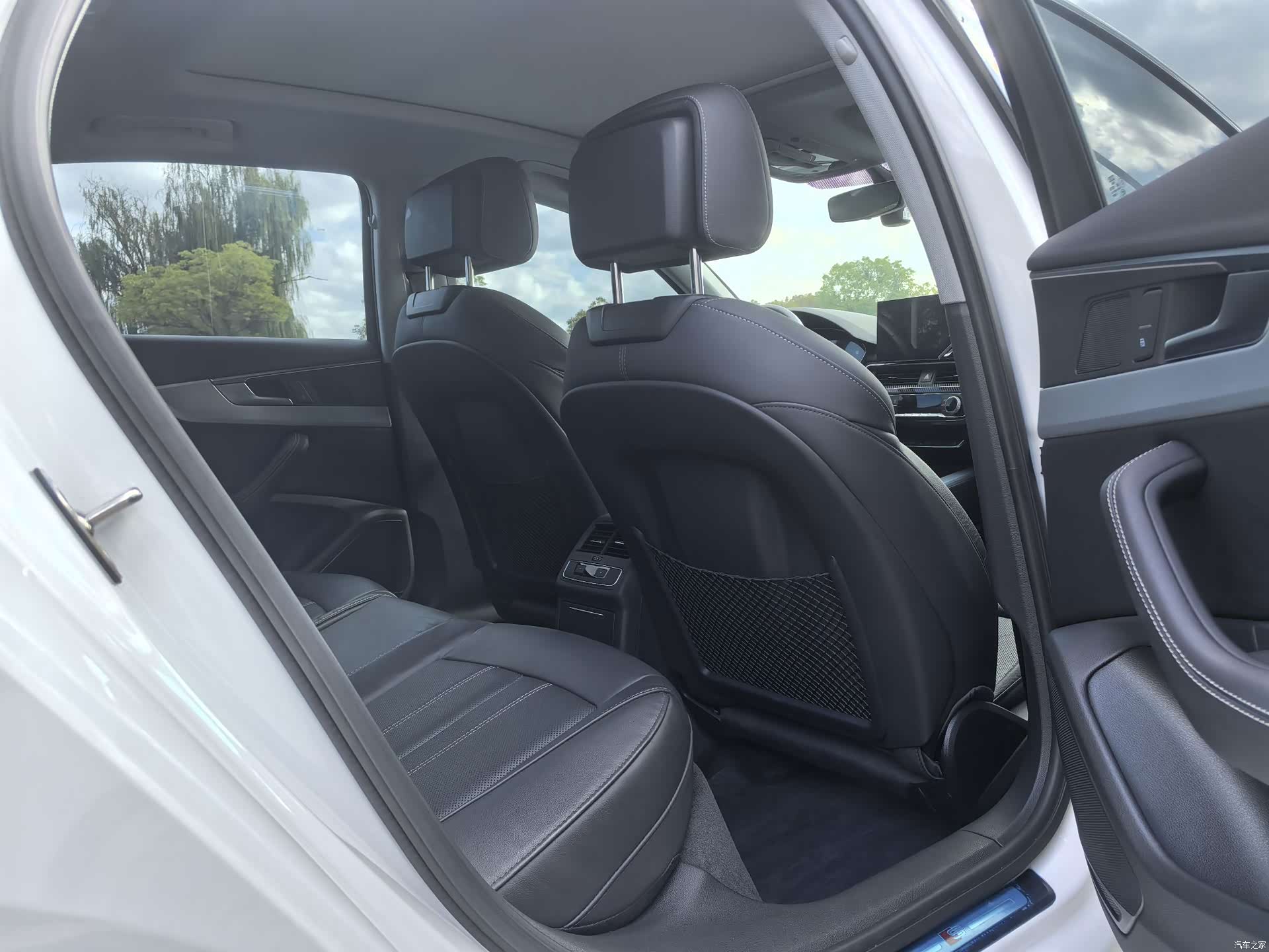Audi A4L, 2022 все фото