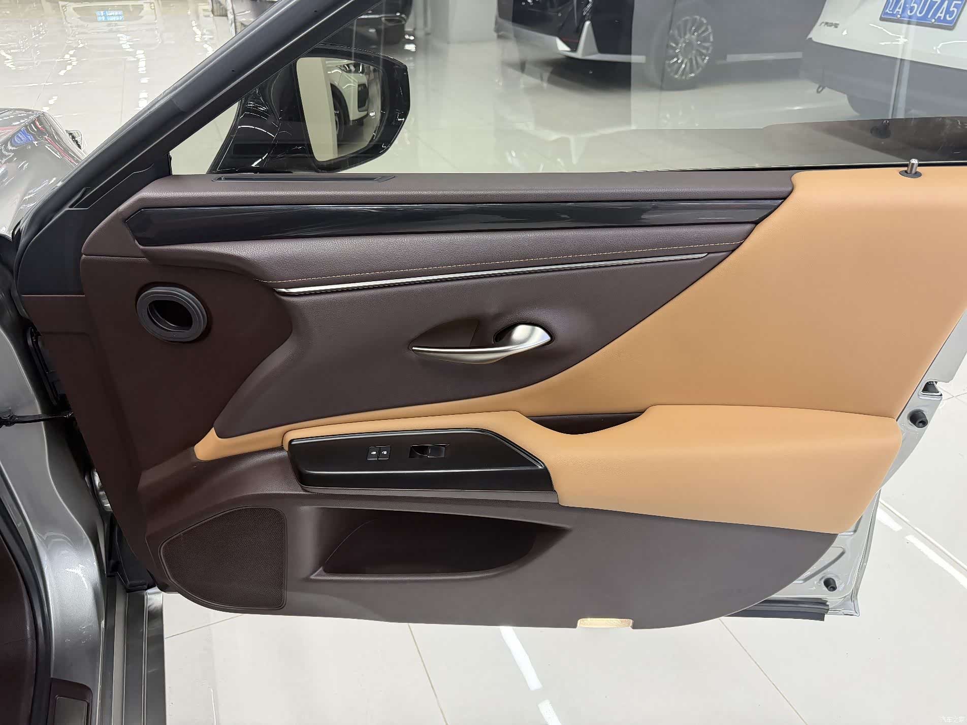 Lexus ES, 2020 3