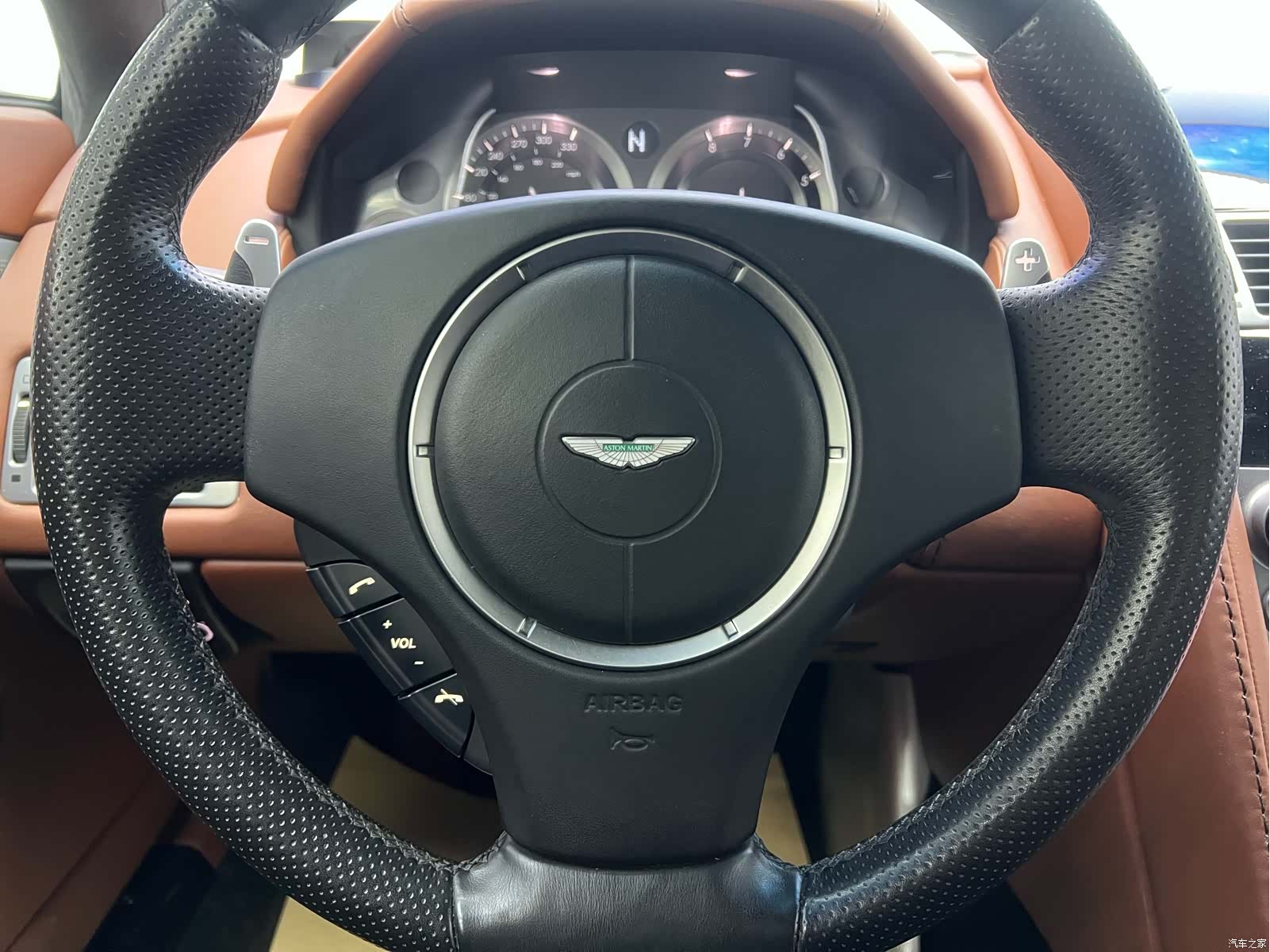 Aston Martin Vantage, 2012 11