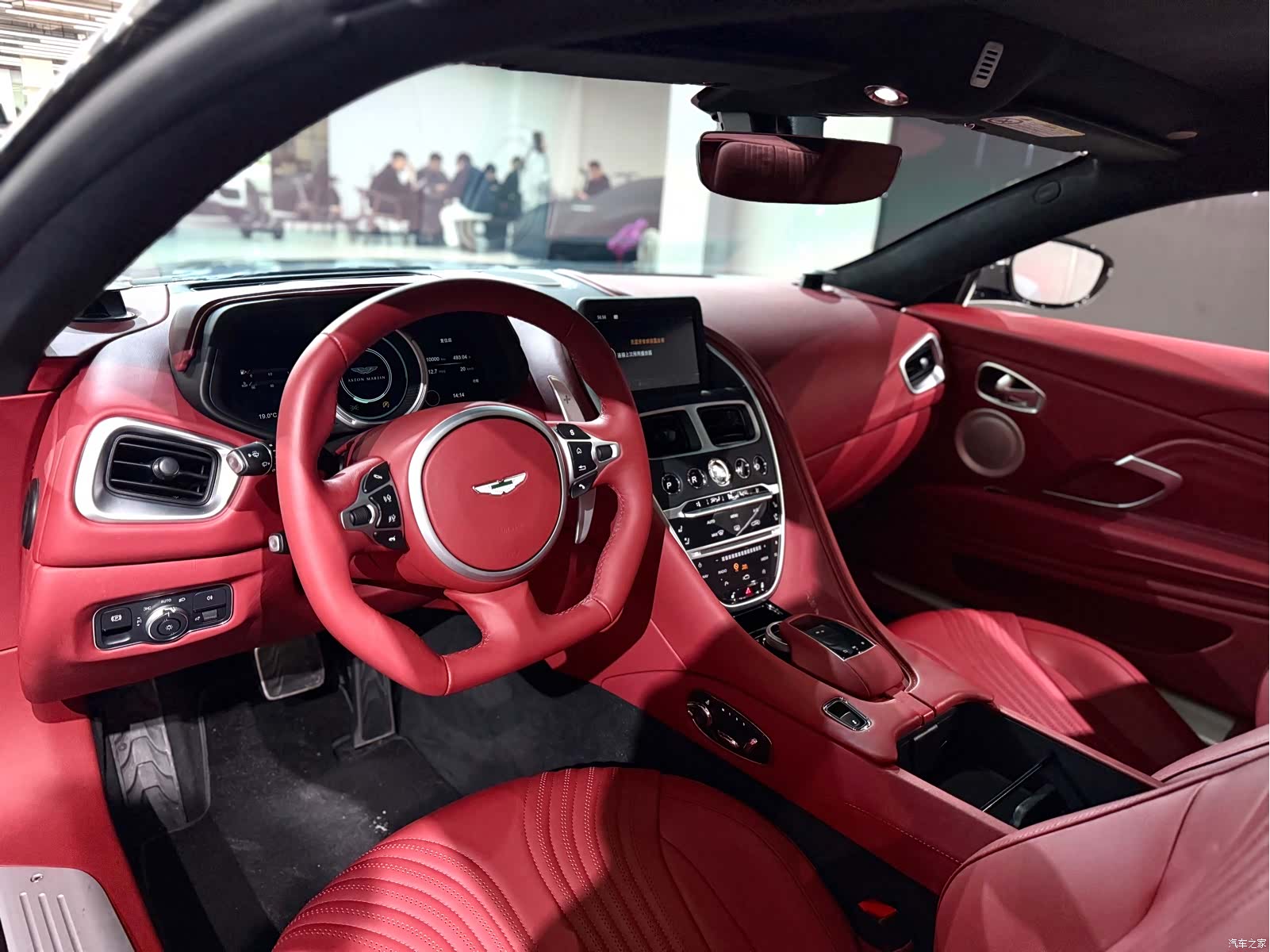 Aston Martin DB11, 2023 4