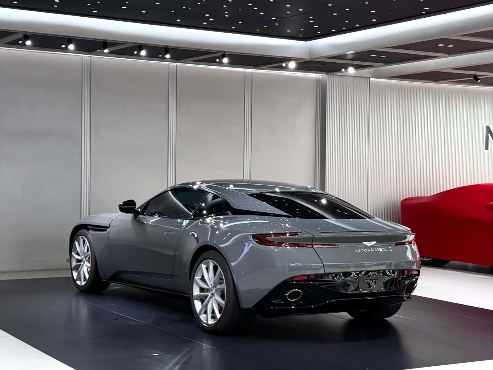 Aston Martin DB11, 2023 9