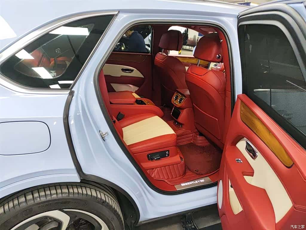 Bentley Bentayga, 2022 11