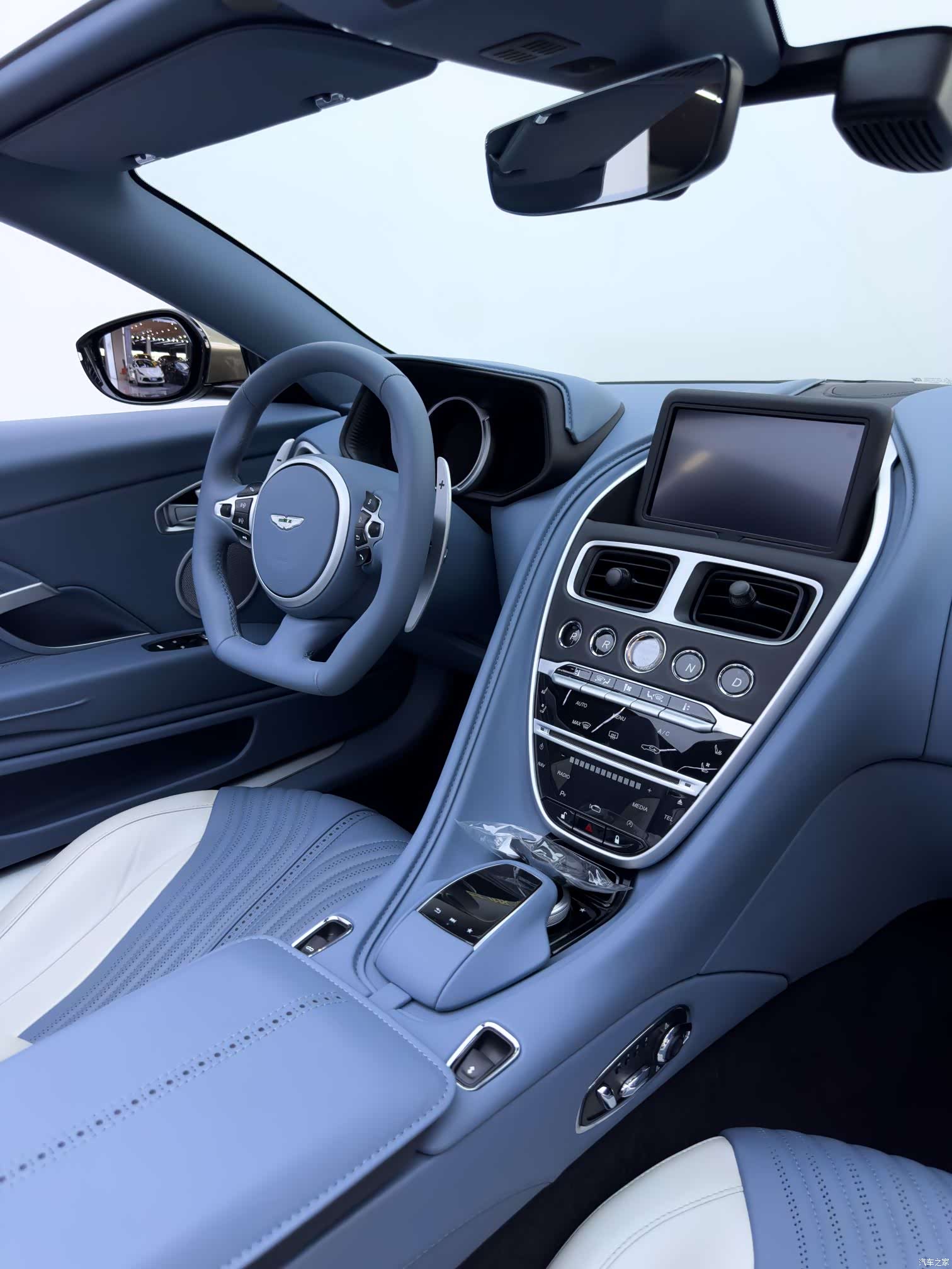 Aston Martin DB11, 2023 18