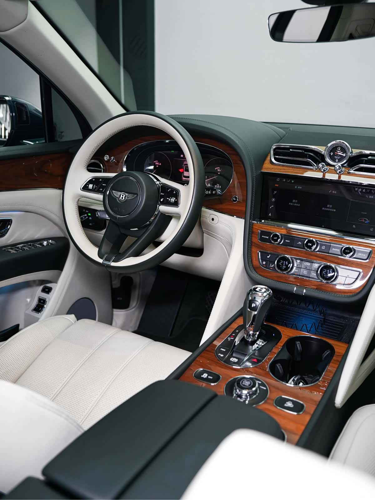 Bentley Bentayga, 2021 12