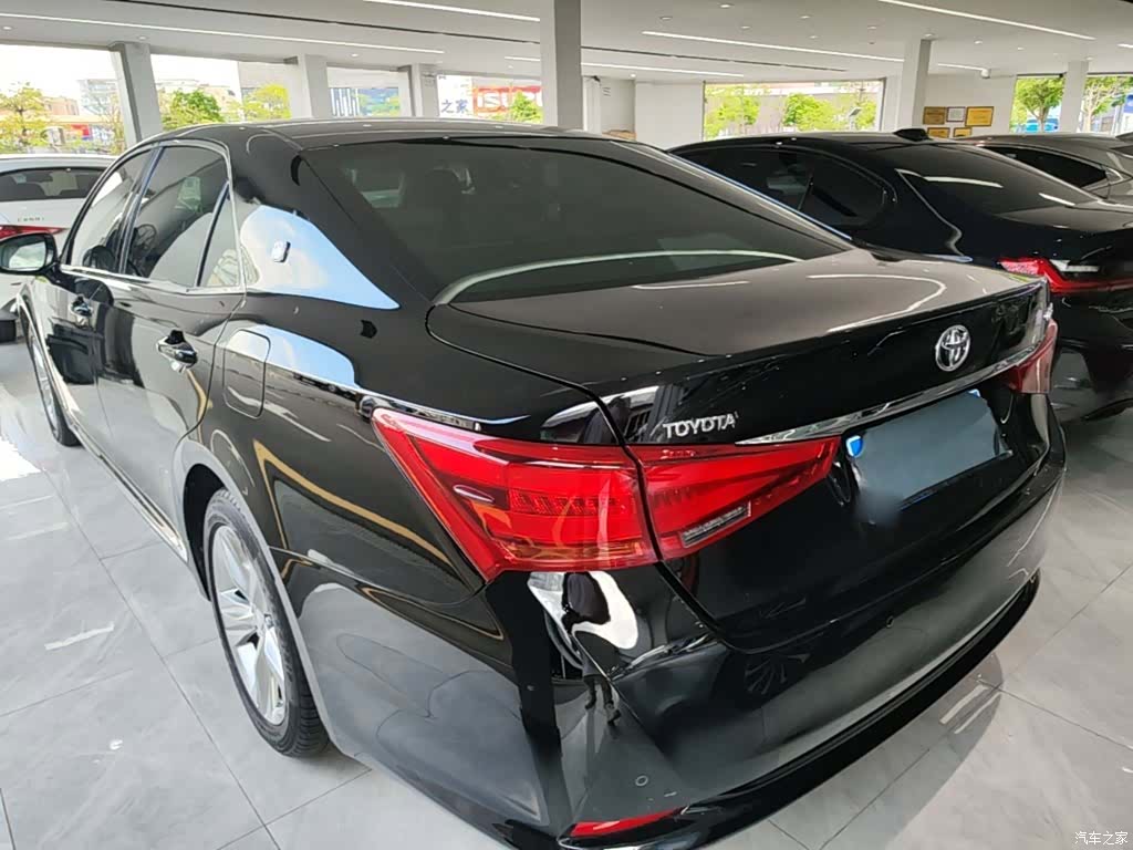 Toyota Crown, 2017 все фото