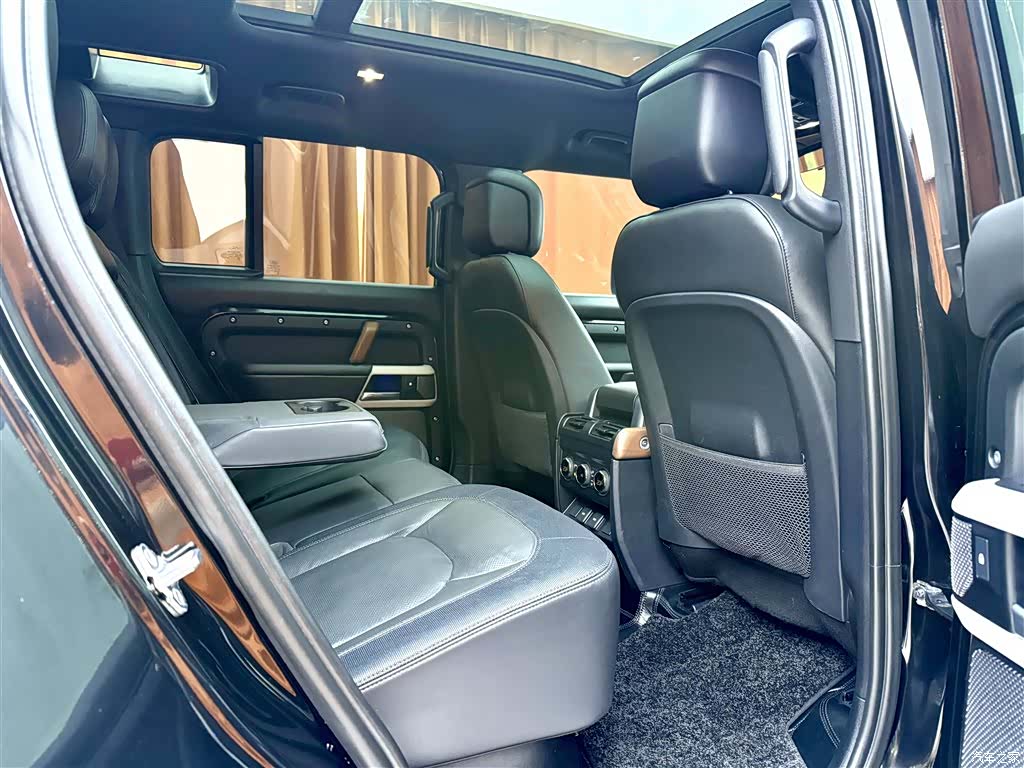 Land Rover Defender, 2024 8