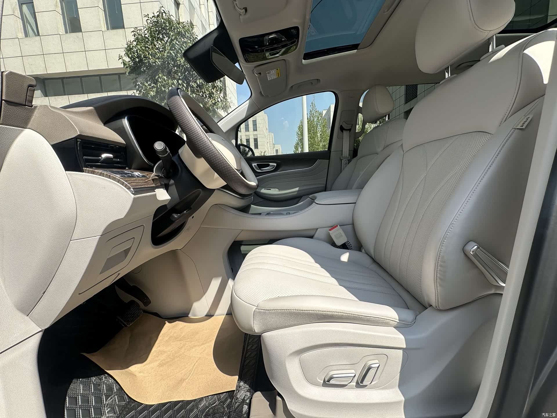 Roewe iMAX8, 2025 12